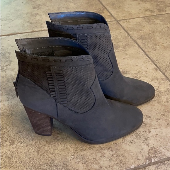 Vince Camuto Fretzia ankle booties - Picture 2 of 10